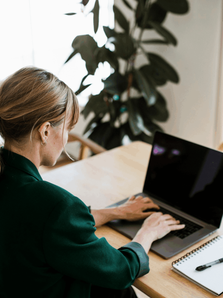 mujer-trabajando-ordenador mujer-trabajando-ordenador